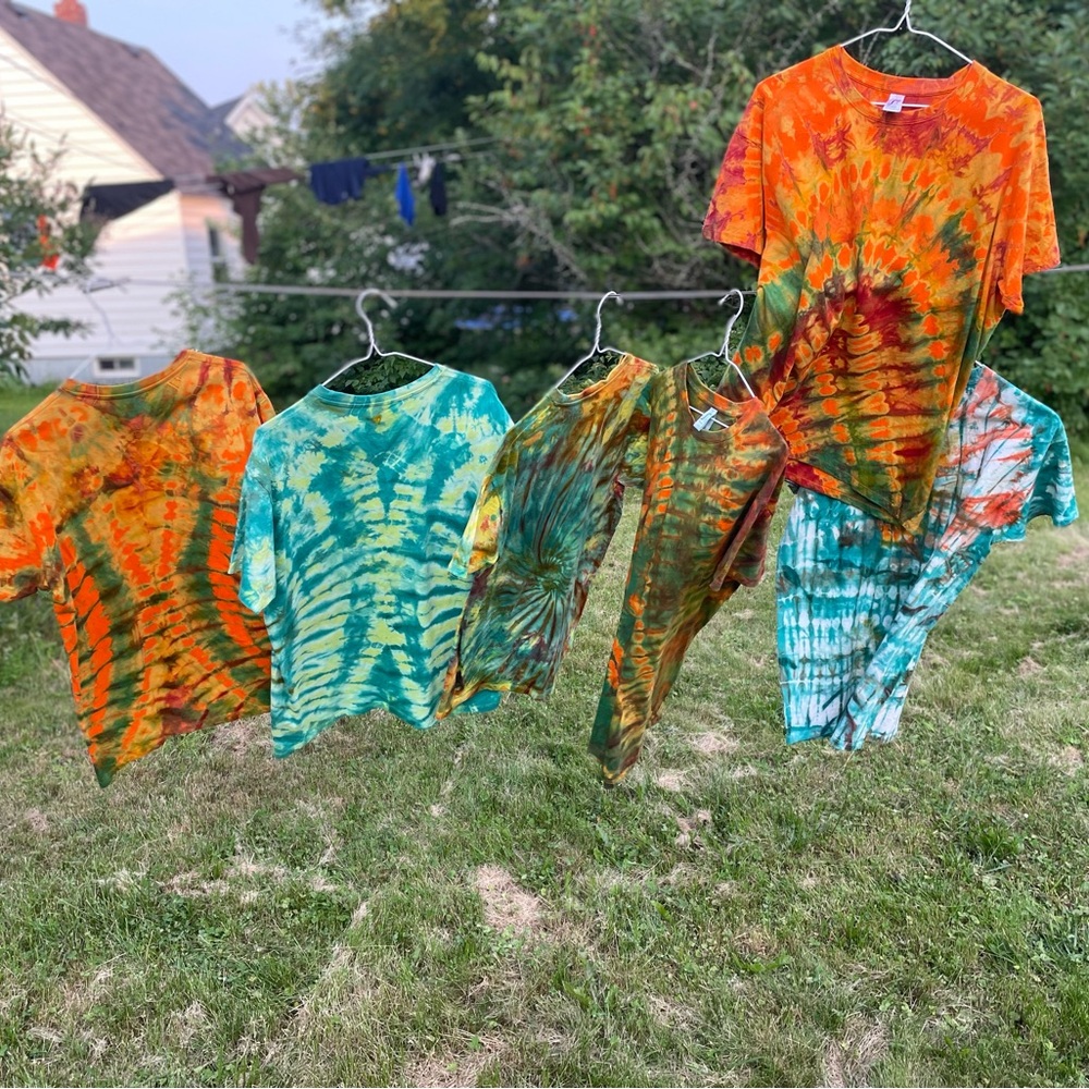 I am an artist who does tie dyes using colours to express feelings for healing.